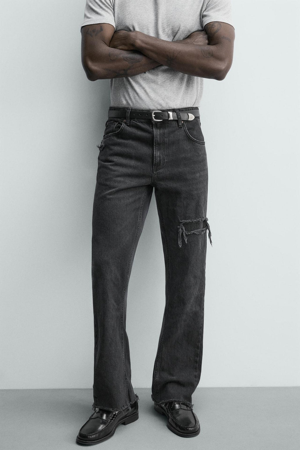 FLARE-FIT-JEANS MIT RISSEN