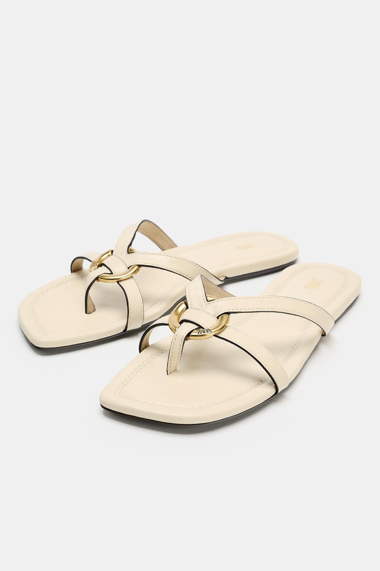 Flache Sandalen mit Metallic-Detail