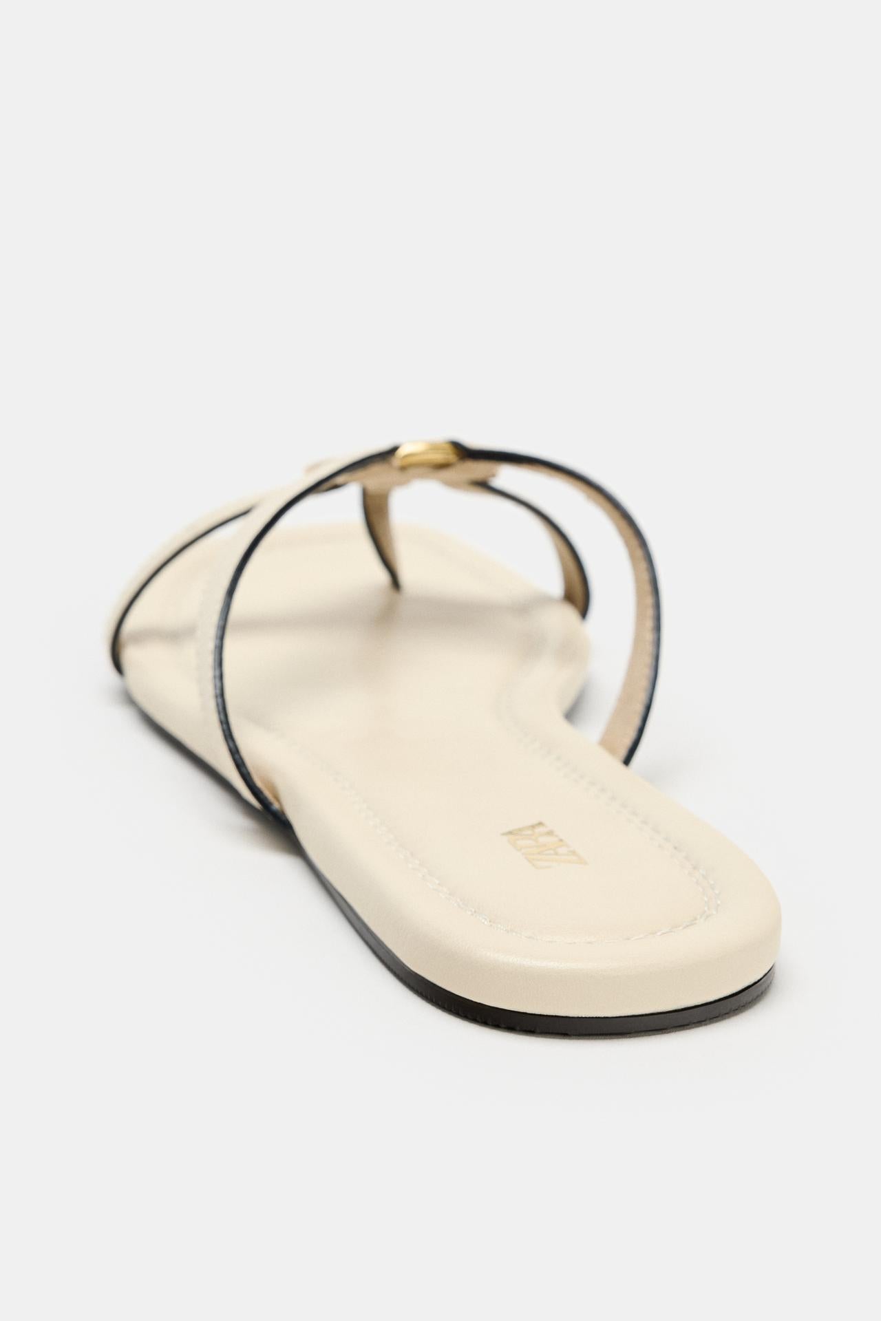 Flache Sandalen mit Metallic-Detail