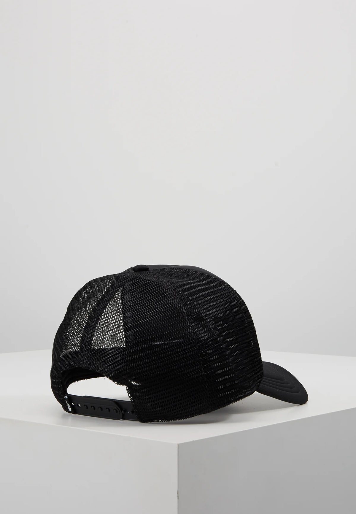 The North Face TNF Logo Trucker Cap in Schwarz und Weiß.