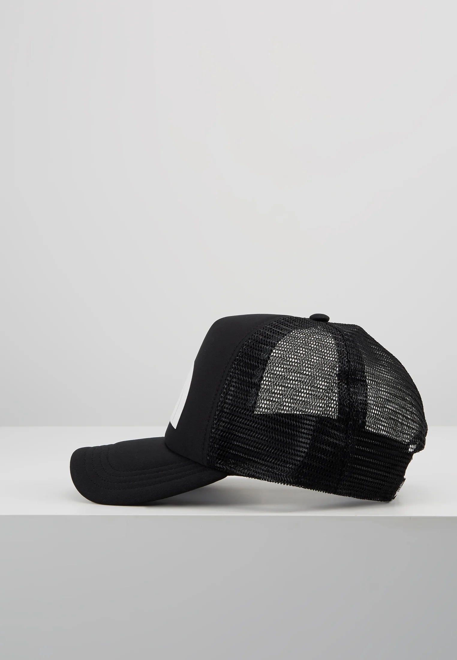 The North Face TNF Logo Trucker Cap in Schwarz und Weiß.