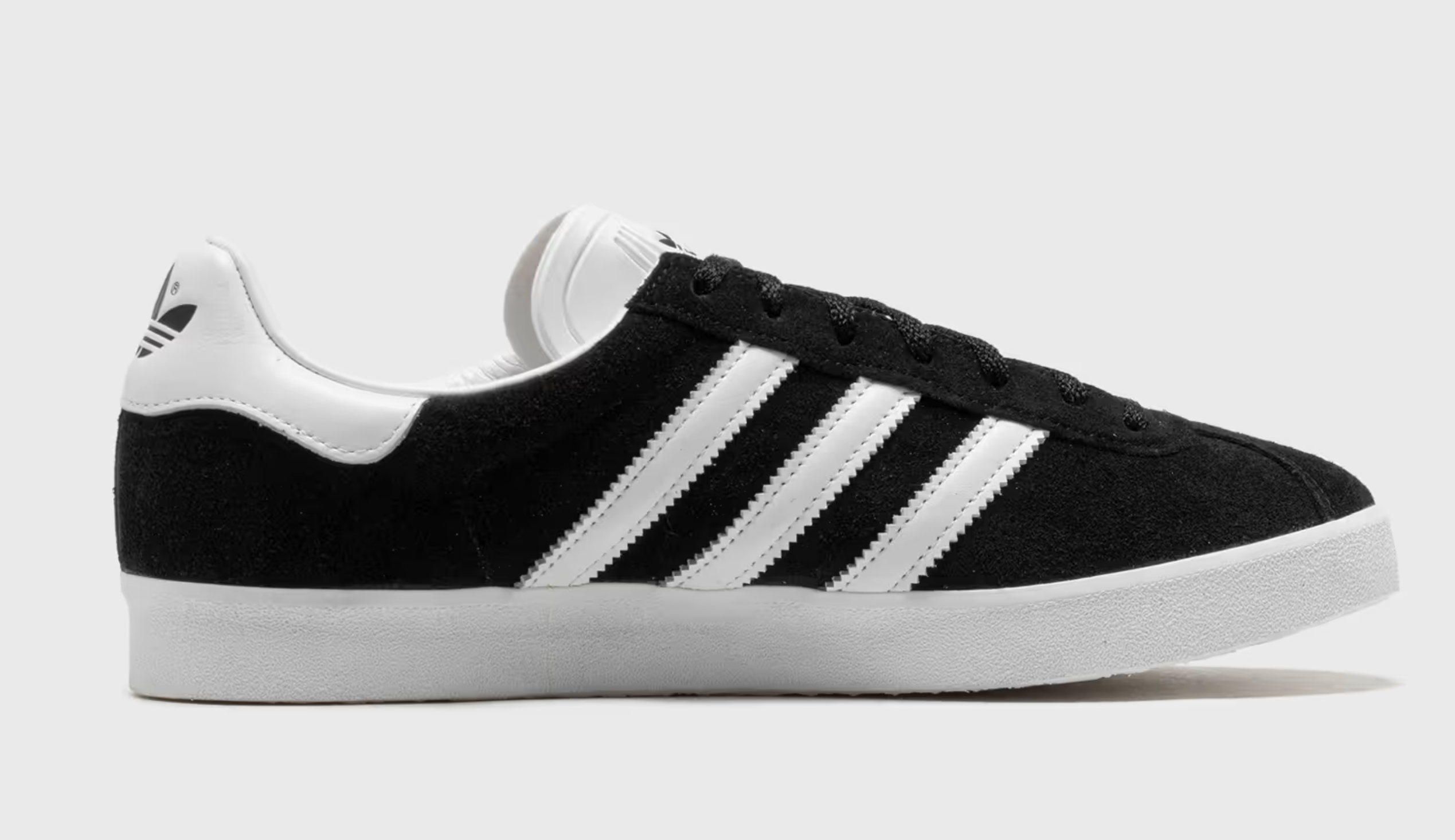 Adidas GAZELLE 85 – Noir / Blanc / Or