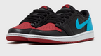 Air Jordan 1 Low – Schwarz / Dark Powder Blue / Gym Red