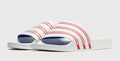 Adidas ADILETTE – Blanc / Rouge Team Power / Bleu Royal