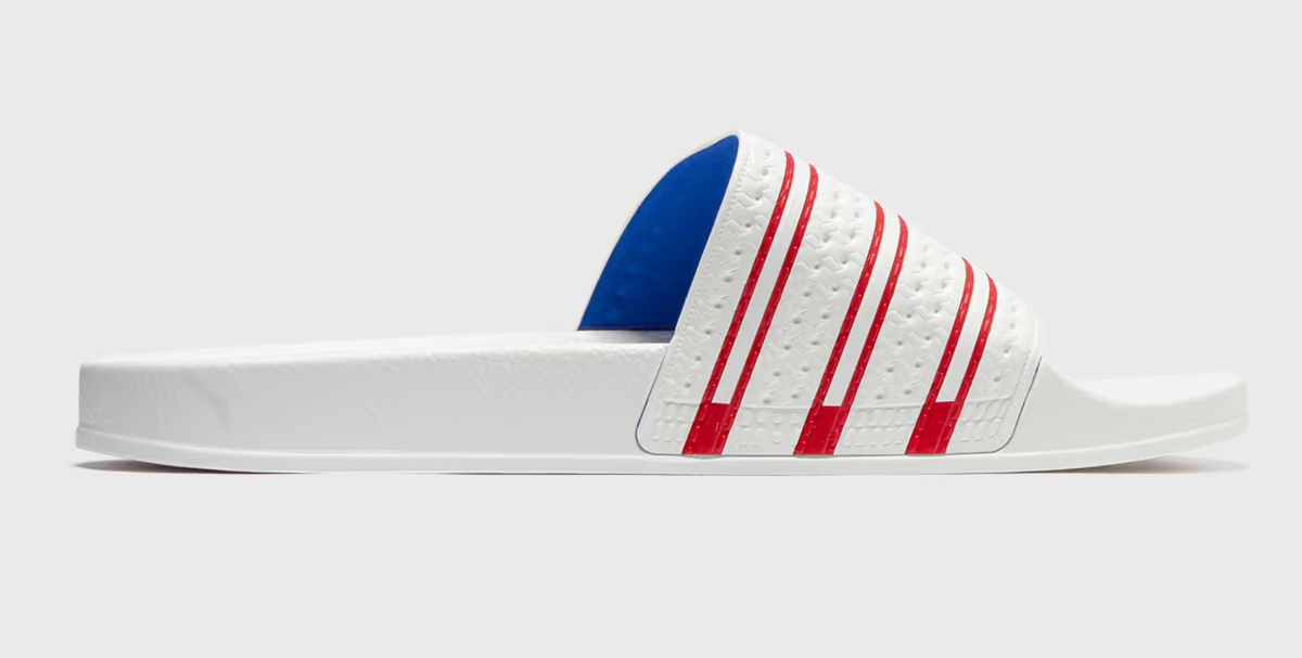 Adidas ADILETTE – Blanc / Rouge Team Power / Bleu Royal