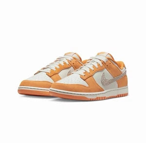 Nike Dunk Low „Safari Swoosh – Kumquat“